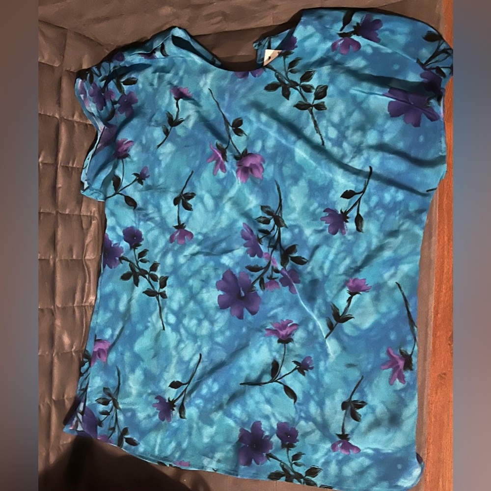 Size M (Medium) Purple and Blue Floral Short Sleeve Blouse - Picture 3 of 5